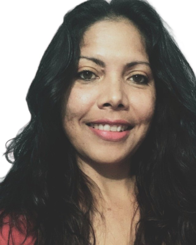 Retrato de Yxela Reyes García sobre fondo blanco